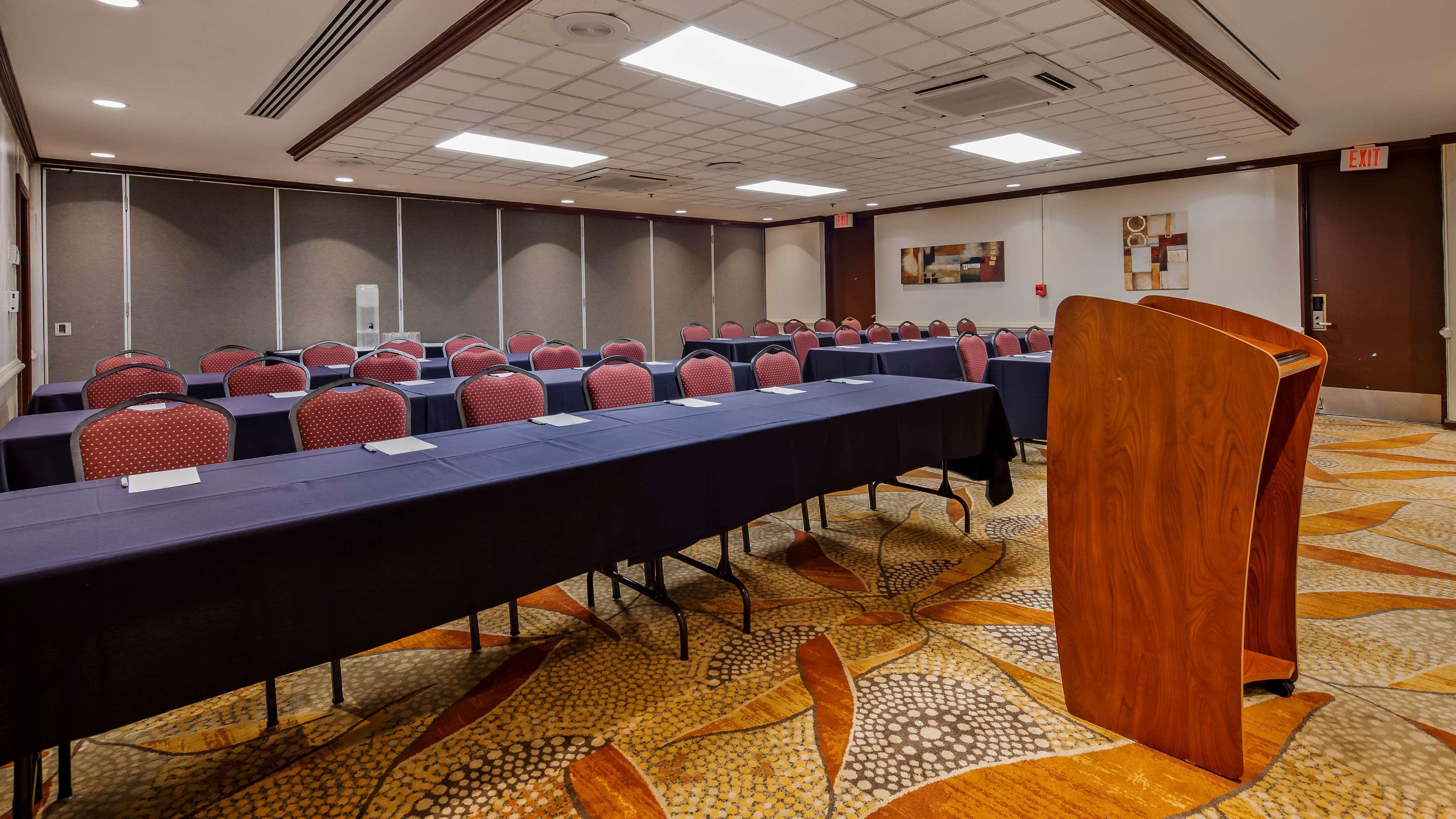 Hotel Best Western The Plaza Airport - Free Breakfast 3*