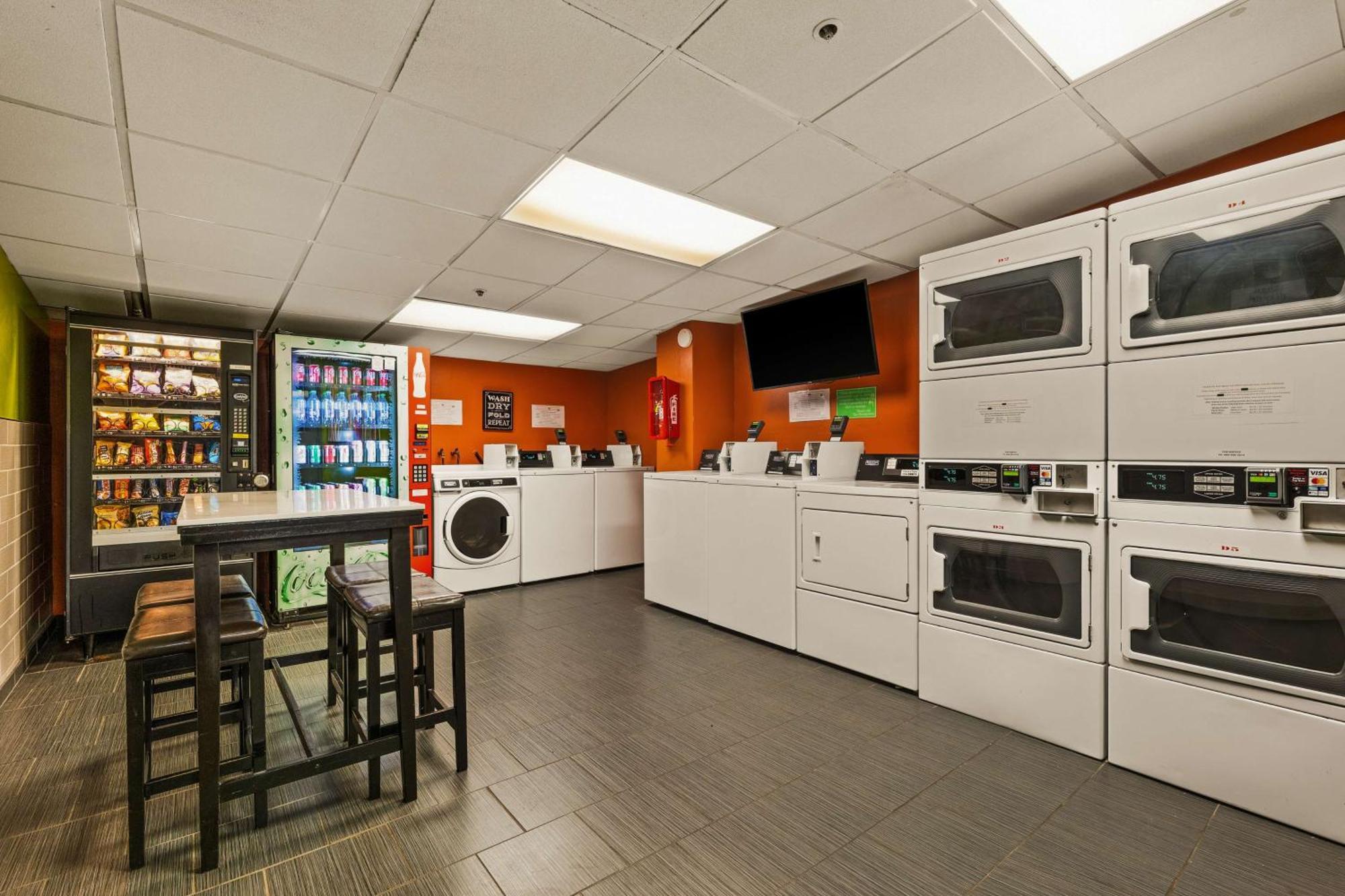 Hotel Best Western The Plaza Airport - Free Breakfast 3*