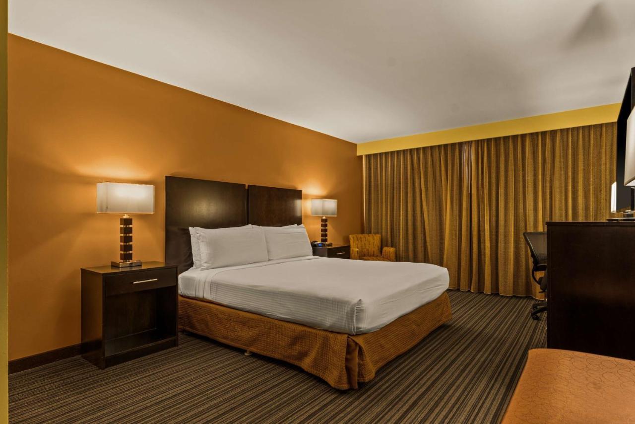 Hotel Best Western The Plaza Airport - Free Breakfast